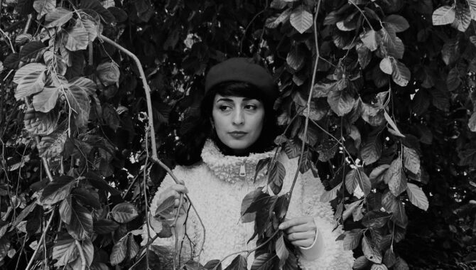 Portrait de Mahka Eslami, photographe de la série Tales of Women at Sea présente au Festival Photo du Guilvinec en Bretagne.